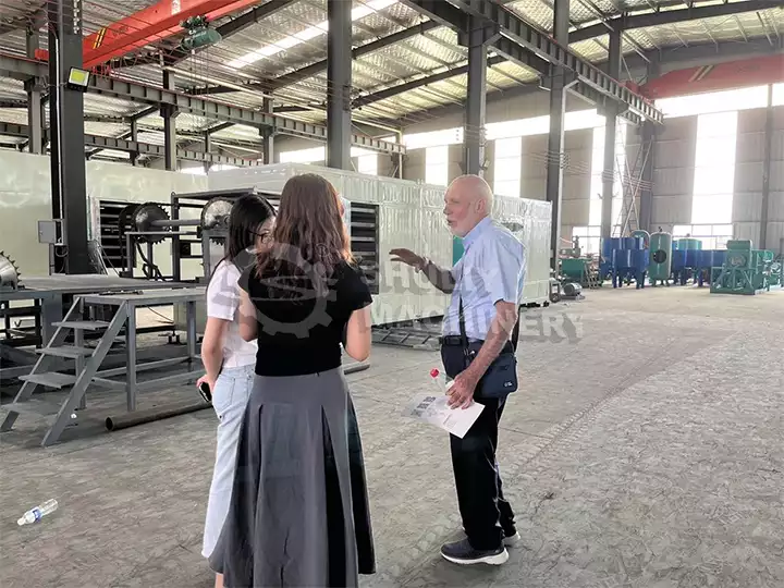 Le client a visité l'usine de machines à plateaux à œufs