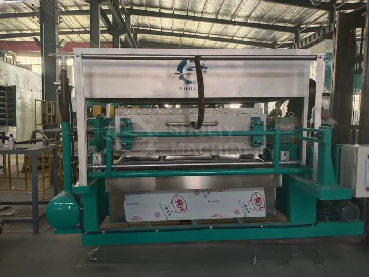 ماكينة صنع صينية البيض بقدرة إنتاجية 2500 قطعة في الساعة