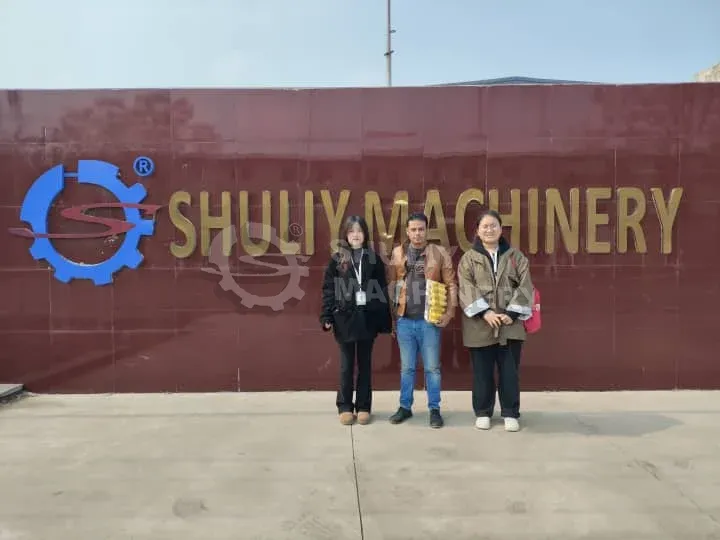 Sl-4*1 Egg Tray Maker Sold To Yemen For Self-Owned Egg Tray Production 2 Group photo after visiting egg tray machine factory