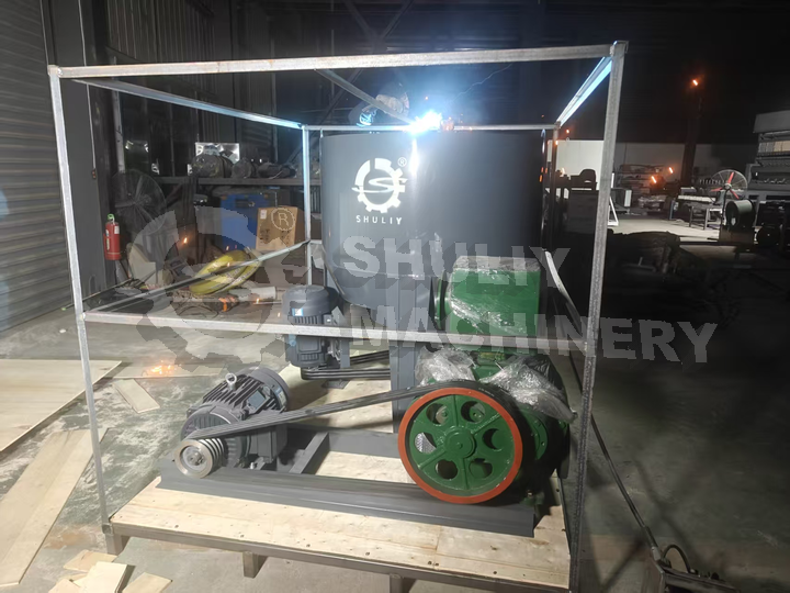 Hydraulic paper pulping machine for waste paper